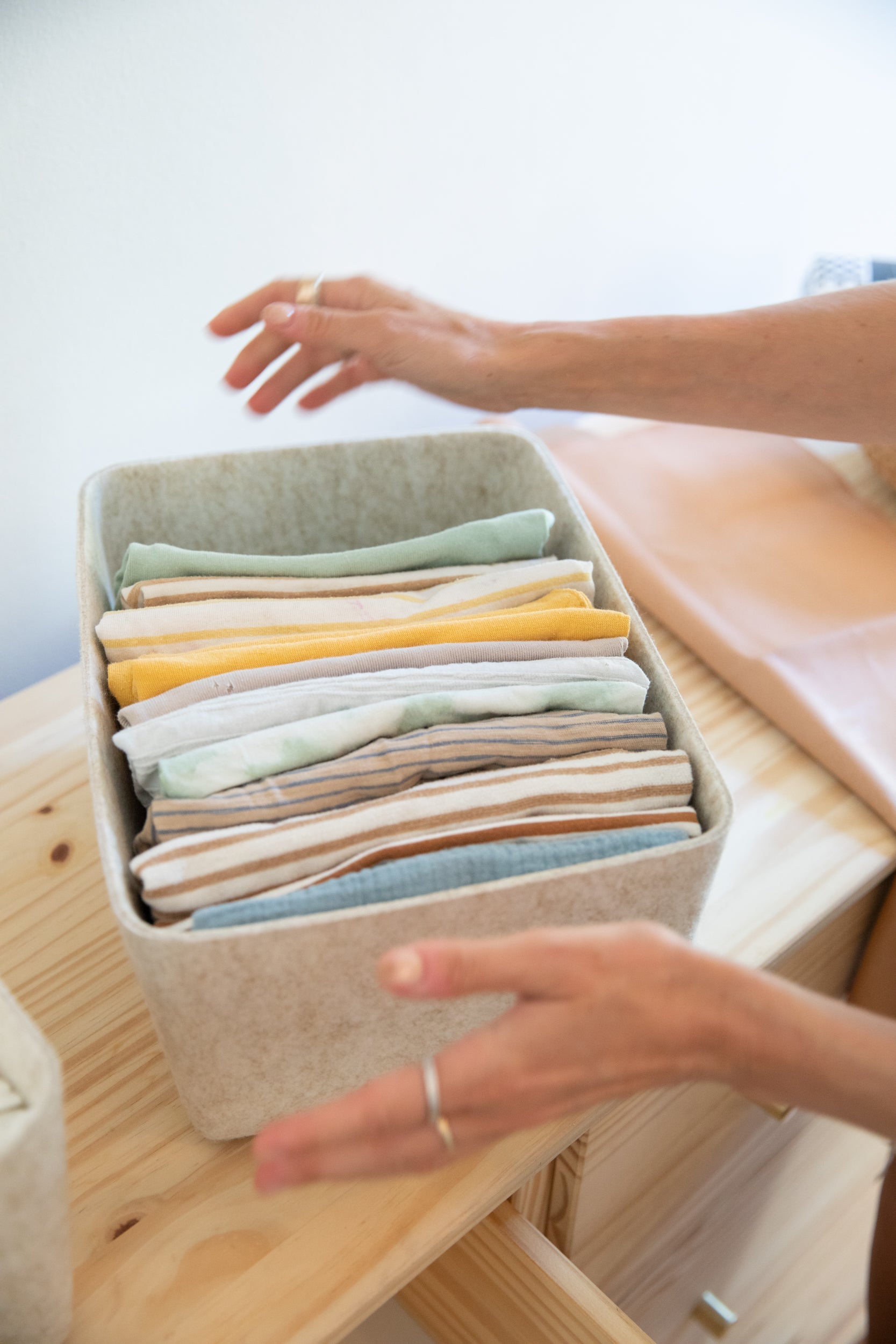 Sculpted Wide Storage Bin – Modern Home Organizer for Shelves & Cubbies | Carbon & Stone